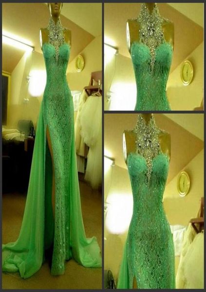Emerald Green Split Evening Kleider Meerjungfrau Perlen Hochkragen Kristallspitze Arabische Promkleider bodenlange Strasssteine Dubai Eari6128338