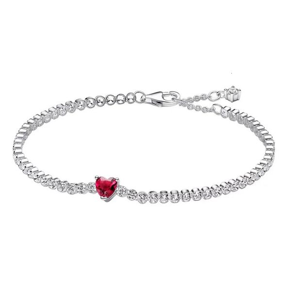 Em estoque 925 Pulseira prateada de esterir Red Sparkling Heart Tennis Fit Charms European para Mulheres Presente de Casamento de Aniversário 240416