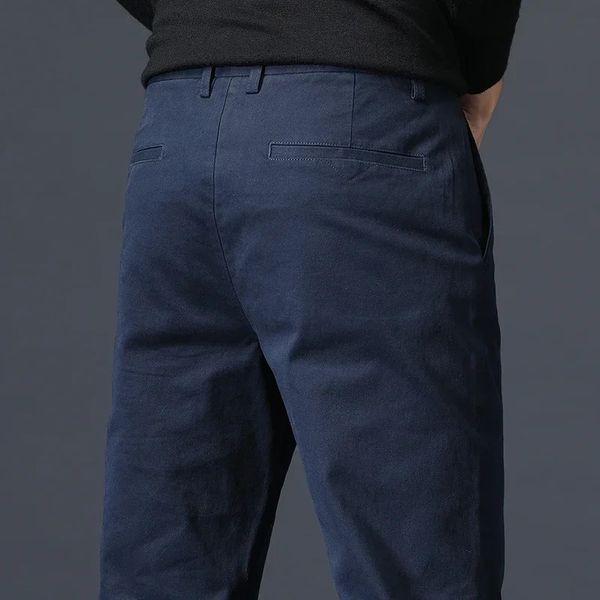 Pantaloni casual autunno primaverili uomini pantaloni abbigliamento cotone dritto regolarmente per la corea di base blu kaki nero 2023 240415