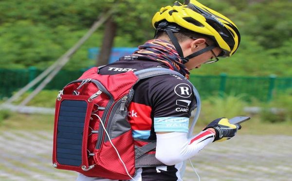 Männer Radsportbeutel Rucksack Solar angetrieben 65W 5 -V -Rucksack wasserdichte Laptop -Daypacks mit Rucksäcken mit 2L Wasser 5051781 bewegt