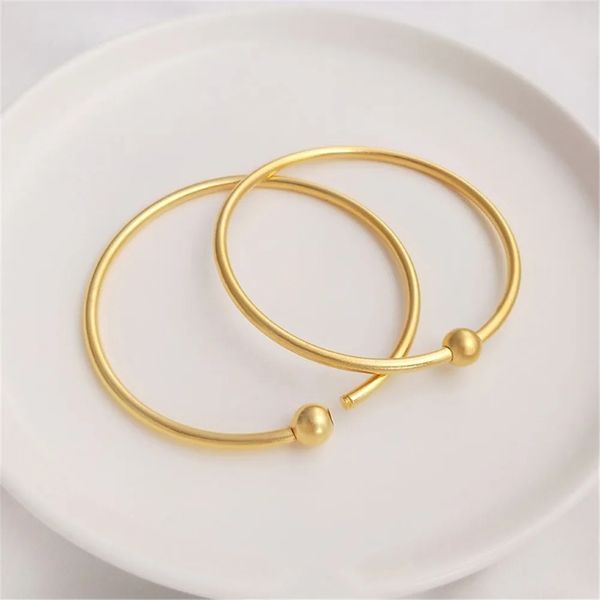 Vietnamita Qiangsha Gold Aberto parafuso Universal Bracelet String Diy Buraco Grande Transporte de Contas Pingente Antigo Método B733 240416