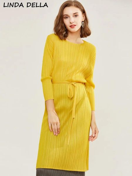 Vestidos casuais Linda della Designer de moda de verão amarelo vestido plissado vintage Mulheres O-Gobes Longo Longo Frenulum Alta fenda elástica MIDI