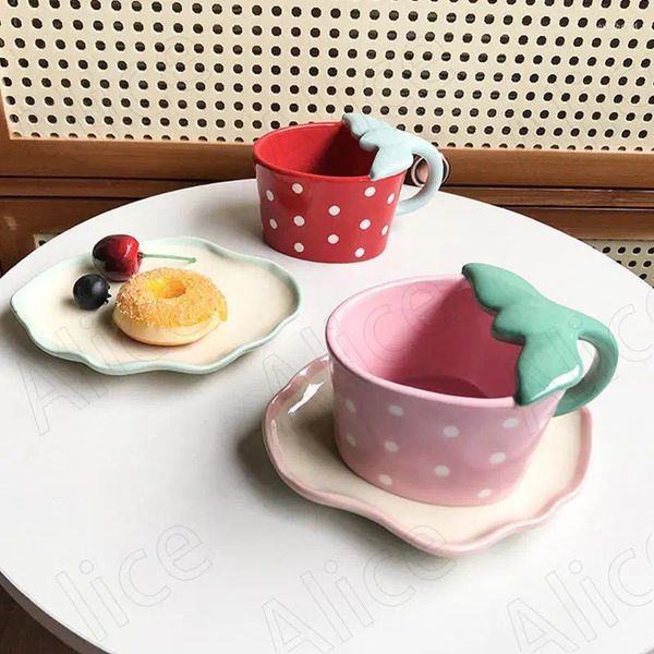 Tazze semplici tazze in ceramica a forma di fragola di fragola pomeridiane tazza di caffè e piattino set da ufficio per la colazione tazza di latte per la casa decorazione