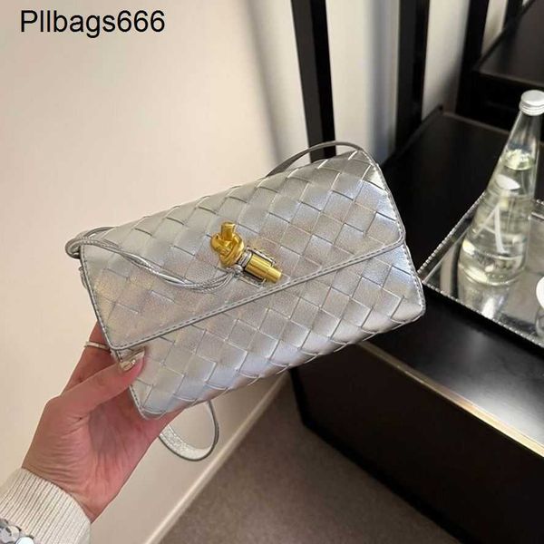 Bolsas de bolsa de embreagem ANDIAMO BOTTEGVENETAS 2024 NOVO TOPEL GENUINO COLETO CELELO Design exclusivo Comercha Crossbody Premium Silver tecido