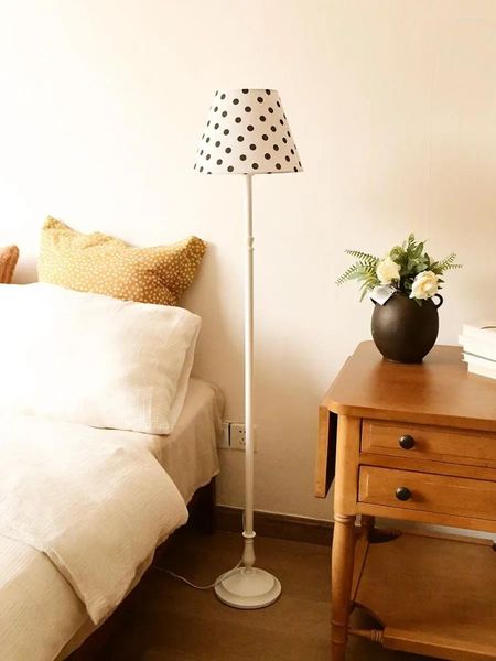 Stehlampen Retro Dots Lampe Französische künstlerische minimalistische frische japanische nordische Schlafzimmer Bett