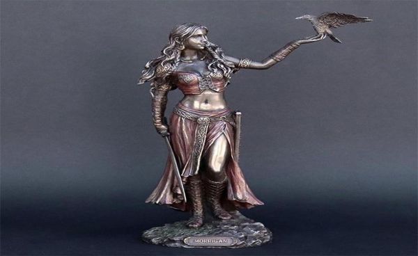 Statue di resina Morrigan La dea celtica della battaglia con la statua del finitura del bronzo della spada di corvo 15 cm per la decorazione della casa L9 2208176406128