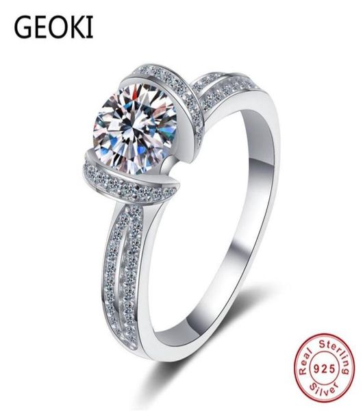 Anelli a grappolo Geoki Perfect Cut 1 CT Moissanite Queen Ring 925 Sterling Silver Pass Test Diamond Stone Donne Classic Engagement JE4373936