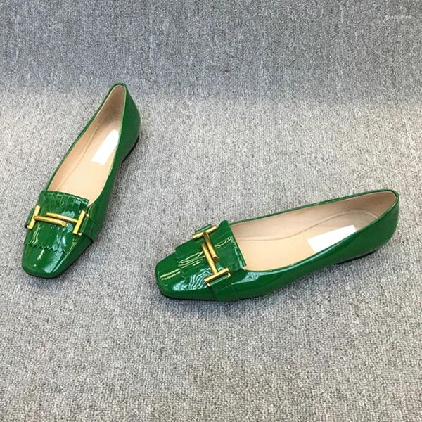 Sapatos casuais de alta qualidade feminino de couro macio com botões de metal Patente Fringe Patent Fringe Plops Flat Supotos