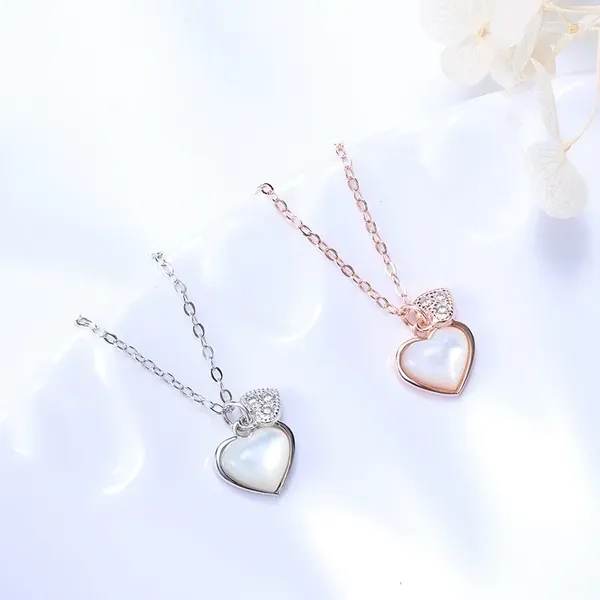 I pendenti adorano la collana a sospensione per la catena delle clavicole a guscio bianco a forma di cuore a forma di cuore a forma di cuore.