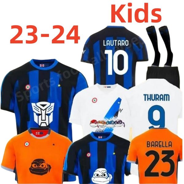 Поклонники Inter Soccer Jerseys 23 24 Игрок Маглия Милано Бастони Гозенс Дзеко Брозович де Врий Футбольные рубашки 2023 2024 Lautaro Skriniar Barella Men Kids Kit Kit Jersey