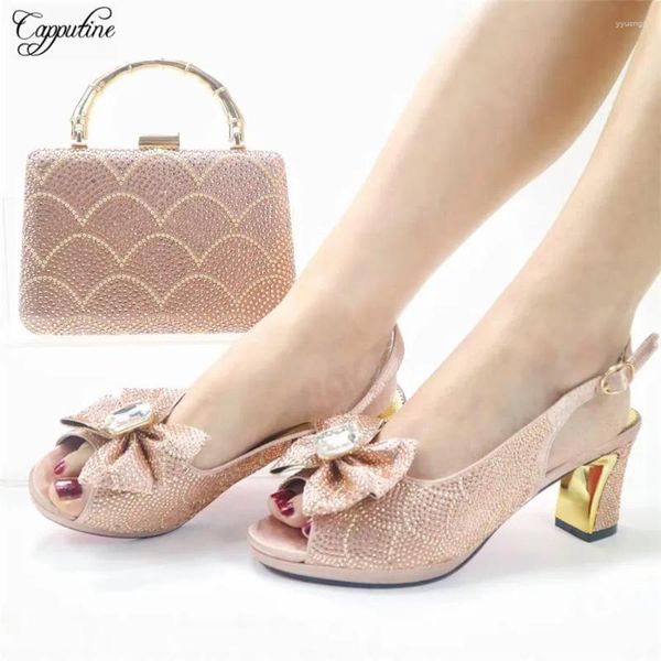 Отсуть обувь Peach Women Sandals и сумки набор африканских женщин на высоких каблуках сочетается с сумочками модные насосы сцепления Fems Sandales GL28