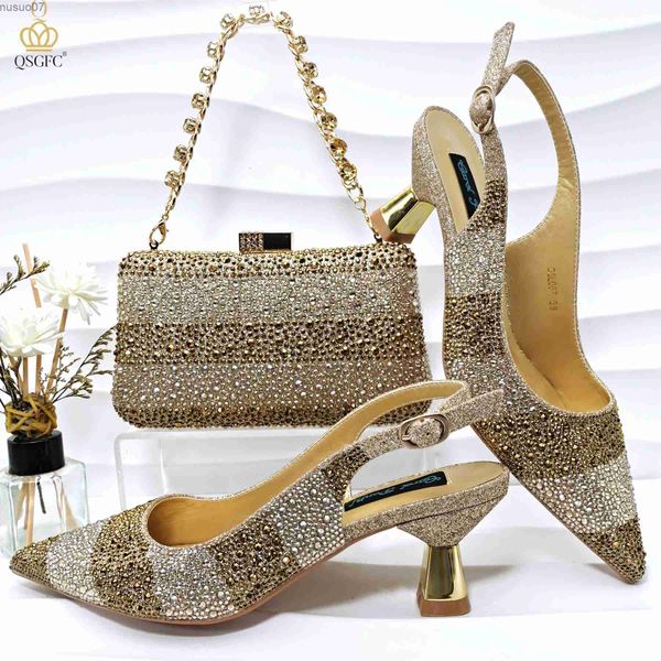 Kleiderschuhe QSGFC INS 2024 GOLD COLOR Elegante Frauen Heels Schuhe und Taschen Set hohle Strasssteine High Heels Keilschuhe passen Bagl2404