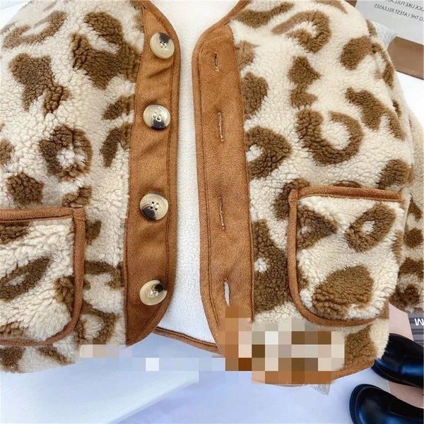 Jackets Girls Mantel Leopardenmuster Lamm Wolle und Samt dicke Jacke 2024 Winter warme Strickjacke Kinderkleidung für Jungen