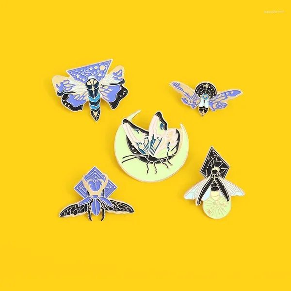 Broches Design Especial Design Especial Broche luminoso Fluorescente Butterfly Firefly Moth Pela Pin Bag Lapel Jewelry Presente para Amigos por atacado