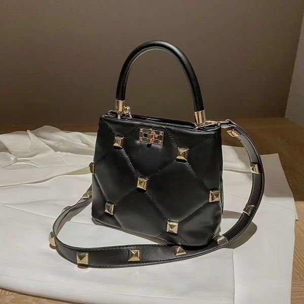 One Vallen Sheep Bags Butter Fashion Lingge Cross Schulter Leder Damen Rivet Diagonale Kette Handtasche große Kapazität Eimer Designer