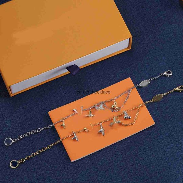 Pingente de charme elegante Carta de flores de luxo Pingentes Designer original para mulheres Cristal 18K Gold Silver Plated Wistband Buff Link Chain Bangle Jewelry