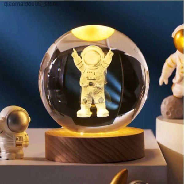 Lâmpadas tons exclusivos Luminous Light Planet Galaxy Astronóutão Cristal Ball Night Light Usb Power Luz de cabeceira quente para a decoração de Natal Presentes de crianças Q240416