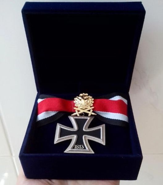 Collezione intera souvenir WW2 WWII Distintivo di medaglia di ferro militare tedesco con foglia di quercia dorata e medaglia Allsuede Box5607090