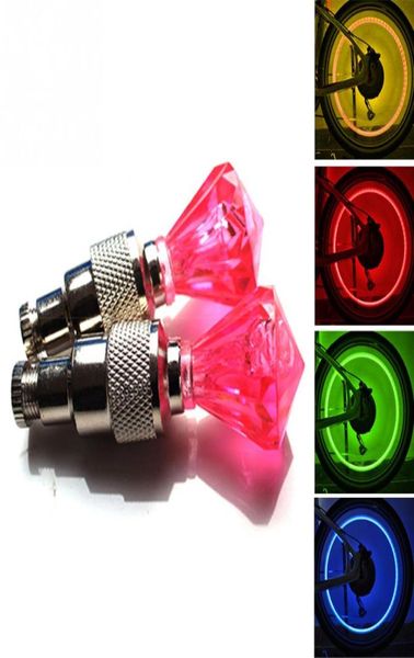 2pcs LED -Fahrradrad -Reifenventil Leuchtsicherheitswarnung Blinker Diamantauto -Lampe Dekorieren Sie das Fahrradlicht Wunderschöner Nachtschwanzlicht2699441