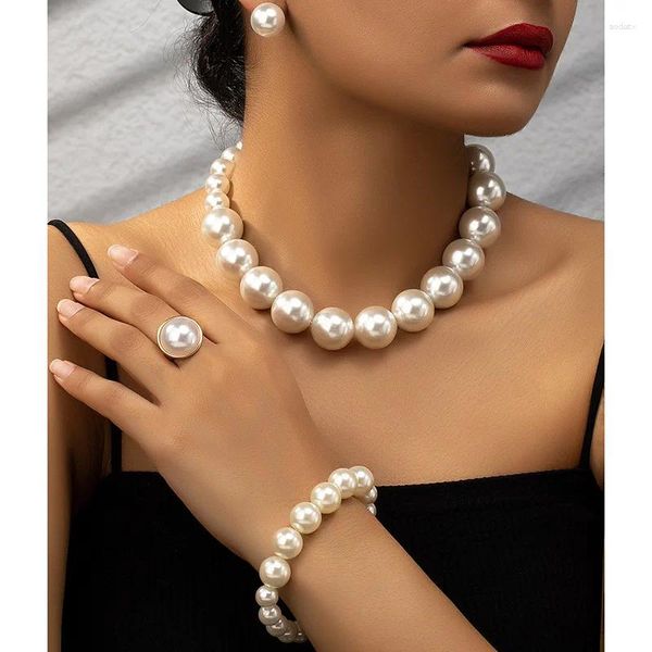 Choker Xialuoke 4-teiliger Perlenschmuck Set Ohrringe Armbänder Ringe Halskette Frauen Europäischer amerikanischer Retro-Stil