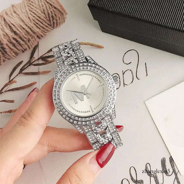 Marca assiste a mulher Lady Girl Diamond Crystal Letters Big Letters Style Metal Steel Band Quartz Wrist Watch Pretty Durable Grace altamente quali 39