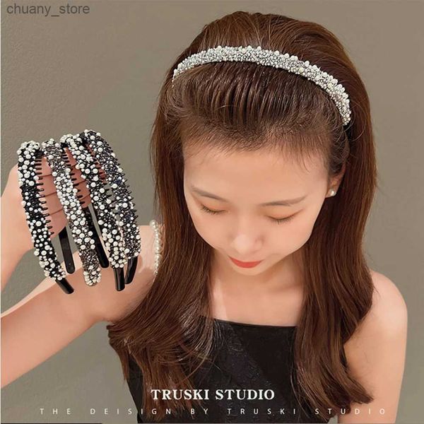 Bandas da cabeça 2023 New Pearl Rhinestone Band para mulheres Fashion Band BandA Fore Face Hoop com acessórios de cabelo dentado Presentes por atacado Y240417