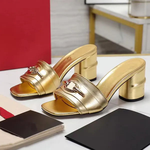 Le migliori pantofole di marca vera e propria cuoio tacchi casual alti designer lussuosi sandali alla moda da 5,5 cm decorazioni con fibbia in metallo con tacco da donna