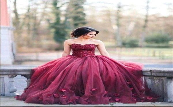 2019 Neues trägerloses Burgund Ballkleid Prinzessin Quinceanera Kleider Rückenfreies langes Abschlussballkleid Masquerade Ballkleider3860184