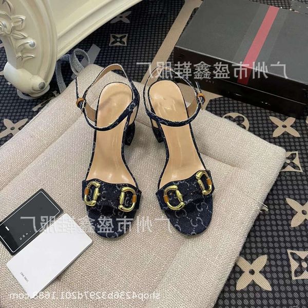 Sandalo di sandalo con tacco gusta casual titoli di cavallo con fibbia stampa versatile sandali da donna con tallone con tacco nero scarpe da donna