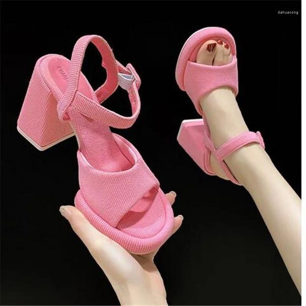 Scarpe casual Donne sandali con fibbia con tacco alto rosa 2024 piattaforma estiva donna ufficio signora carina tallone elegante