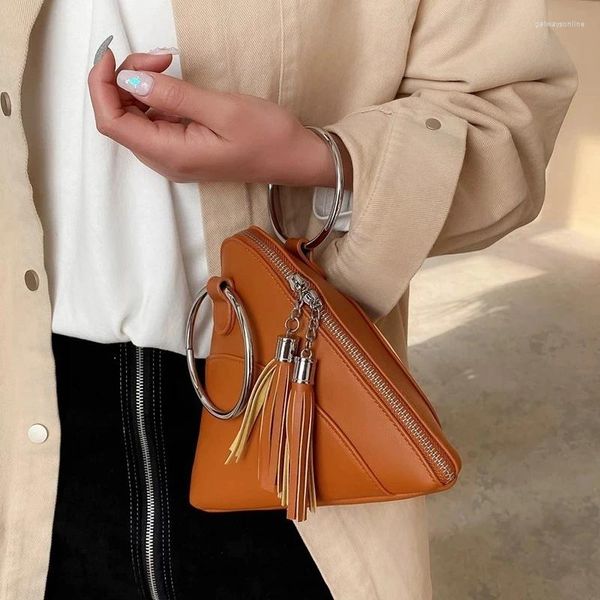 Bag Simple Dreieck PU Leder Handgelenk Kupplung für Frauen 2024 Mini -Handtaschen und Geldbörsen Mode Eisen Ringgriff Quastenkettendesign