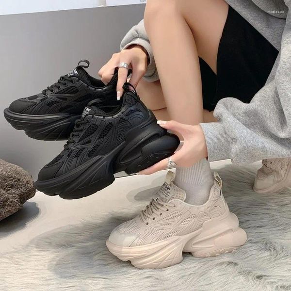 Lässige Schuhe 2024 Frauen Frühling hell schwarz klobig weibliche vulkanisierte Sneaker -Plattform Mädchen Leder dicke Boden -Turnschuhe