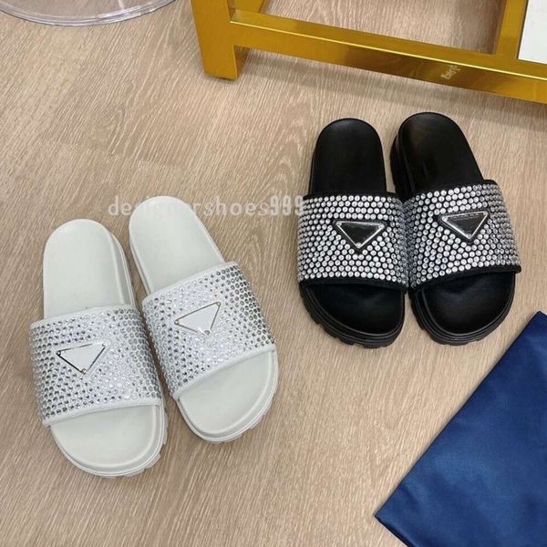 2024 Summer Nuovo triangolo Mark Acqua Diamond Sole Sole Slifori fresche per le donne europea e americana Outwear Fasht Flat Bottom One Line Drag Trendy Trendy