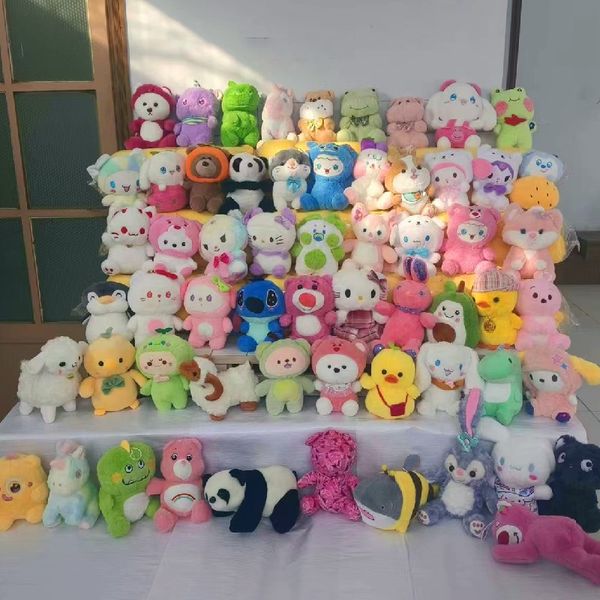 Brinquedos de pelúcia por atacado, coelhos, pandas, bonecas pequenas, máquinas de garagem e bonecas de pano