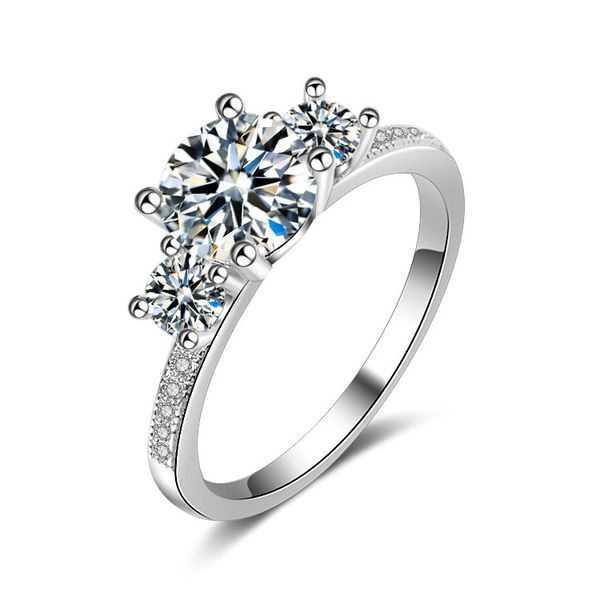 Anello di fidanzamento personalizzato a quattro definiti anello di moissanite in argento in argento diamantato