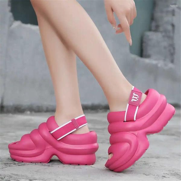 Slippers abrem as sandálias de verão FUCHSIA MULHERES 2024 SAPATOS DE CASA BLATE MULHERS BOTAS SNEAKERS Sports Factory Tenis