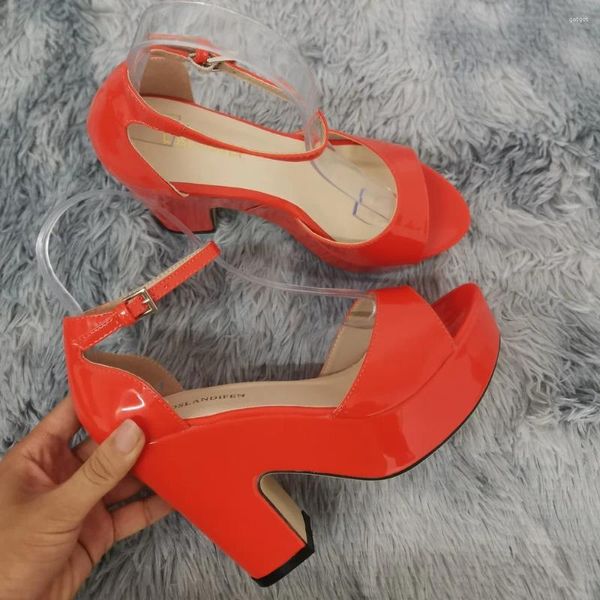 Scarpe eleganti donne sandali estate colorate sexy sexy peep fibbia piattaforma di sandalo sandalo spessi tacchi alti feste rosse