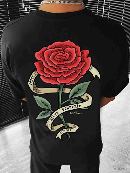 Herren-T-Shirts rote Rosen, die in Bänder gepackt sind