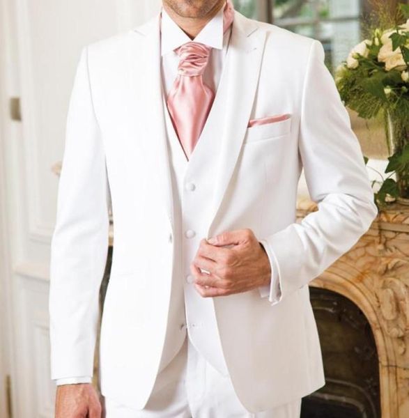 2018 dreiteiliger weißer Hochzeitsbräutigamatiker Tuxedos für Bräutigam Wear Peaked Revers Classic Fit One Button Custom Made Evening Party Men 3855032
