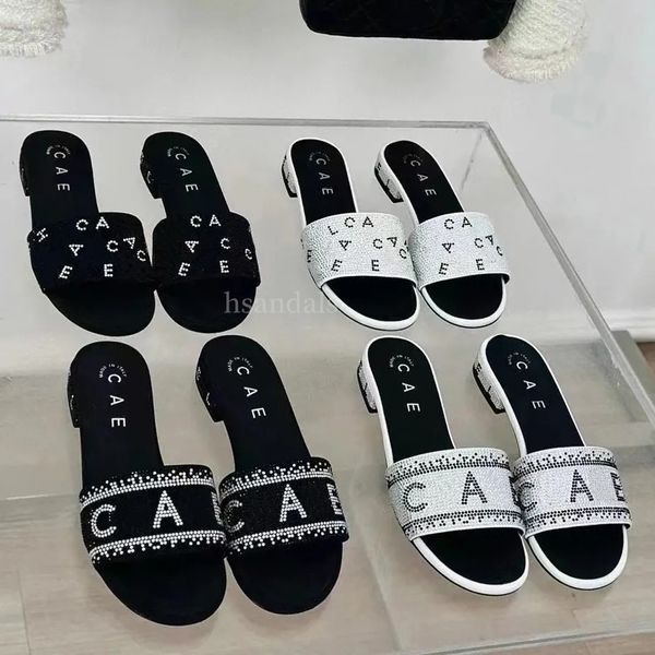 Best di qualità Designer Slifors Canale Sandali in pelle Sandali di strass con tacchi bassi Donne Slide estate Outwear Leisure Vacillazioni Slide Scapeggiatori per spiaggia Scarpe pianeggianti