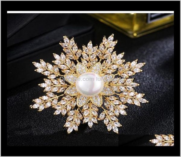 Fashion Women Women Big Pearl Flower Crystal Rhinestone Snow Flake Pins Gold Silver Cor per Lady Gift Designer Jewelry 5Teat SRN4L8067149