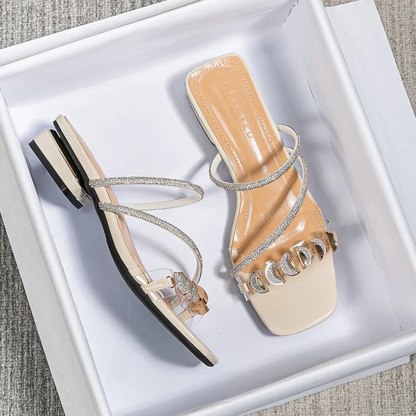Летние женские тапочки на открытых сандалиях повседневная плоская обувь Стильная металлическая дизайн в корейском стиле Офис носит большой размер 43 240403