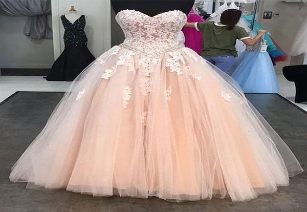 Abito da ballo adorabile a cuore scollo a cuore Quinceanera rosa abiti in pizzo tulle vestidos de quinceanera dolce 16 abito abito da ballo pavimento di abito Le4089494