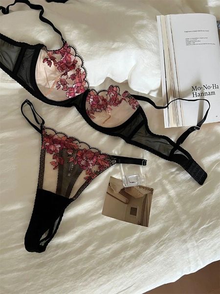 Reggiseni set sexy ricami in filo a maglie di lusso con brief in pizzo con biancheria intima ad anello in acciaio raccolti e scavati