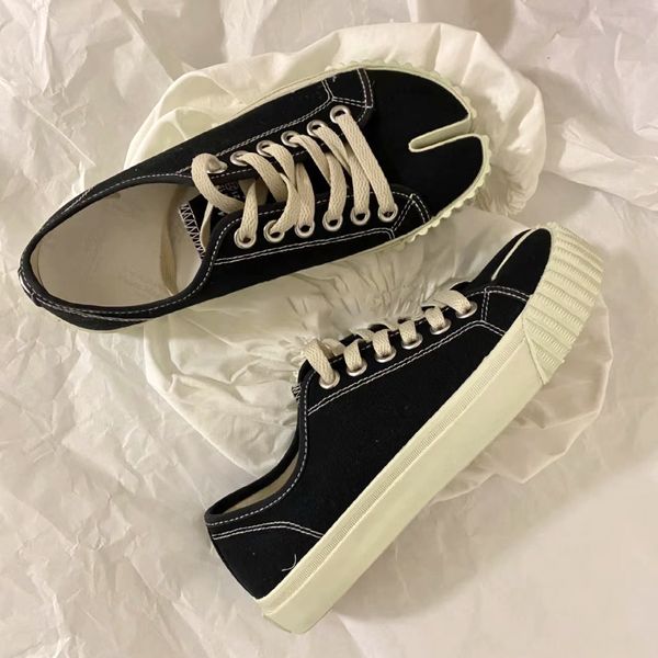 Flat Womans Männer Canvas Sneaker 2024 Neue Laufschuhe Fashion Black White Top Quality Luxurys Reise Frühling und Herbst Casual Shoe Designer mit Box Low Trainer Outdoor Wanderung