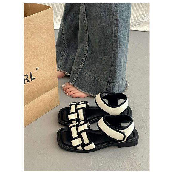 Französische Stil atemberaubende flache Sandalen für Frauen Sommerumbekleidung gepaart mit einem Rock für ein Haute Couture Feel 2024 neue Feen kleine duftende römische Schuhe