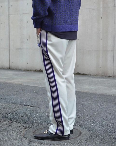 Stile Pantaloni per le ghiande della farfalla ricamato da donna con aghi a strisce viola viola.