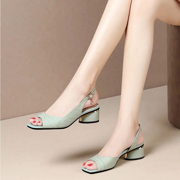 Plastiksandalen Luxus Womens Schuhe Plattform Kleid Designer Frau Low Heel Elegante Absätze bequem Coonfort Heeled 240417