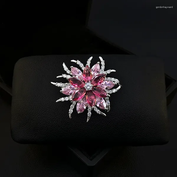 Broches 1709 requintados brocos de flor de rosa de ponta requintada Broche de cristal feminino Acessórios de roupas de luxo Jóias