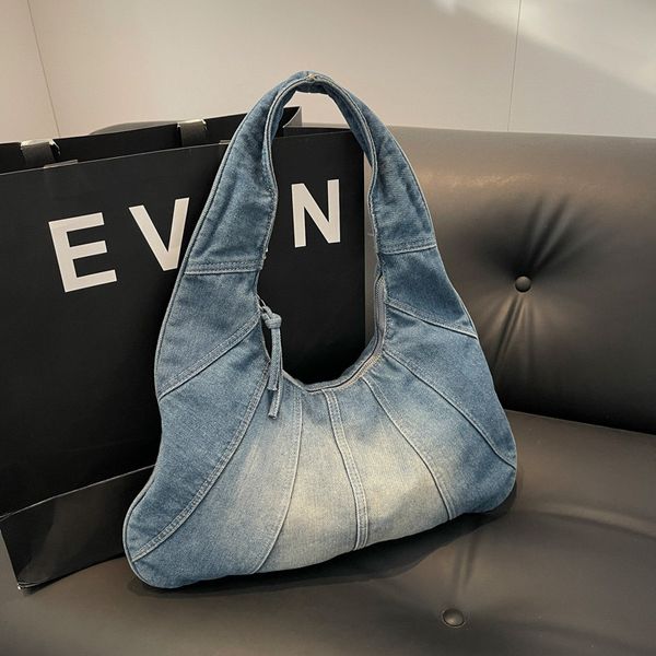 2024 allmählich verändernde Farbdesigner -Bag Damen Umhängetasche Denim Spleißen Neue trendige und personalisierte Achselhöhlenbeutel Mode und beliebte Knödelbeutel 43 cm